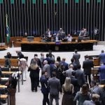 Câmara aprova projeto que dá 15 anos para partido pagar multa e libera disparos de mensagens