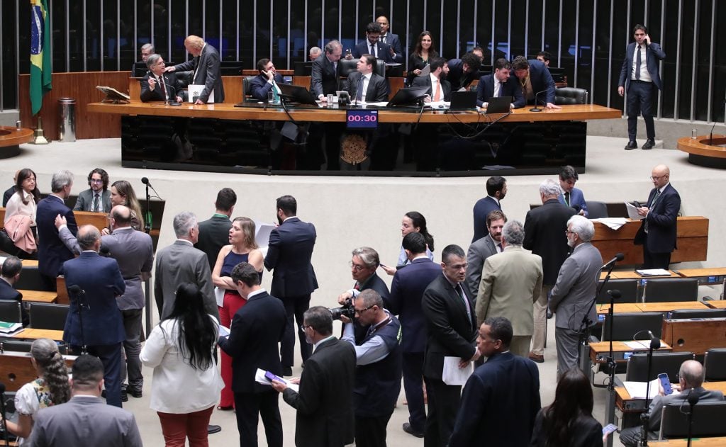 Câmara aprova MP que reajusta o piso salarial dos professores e garante o aumento real