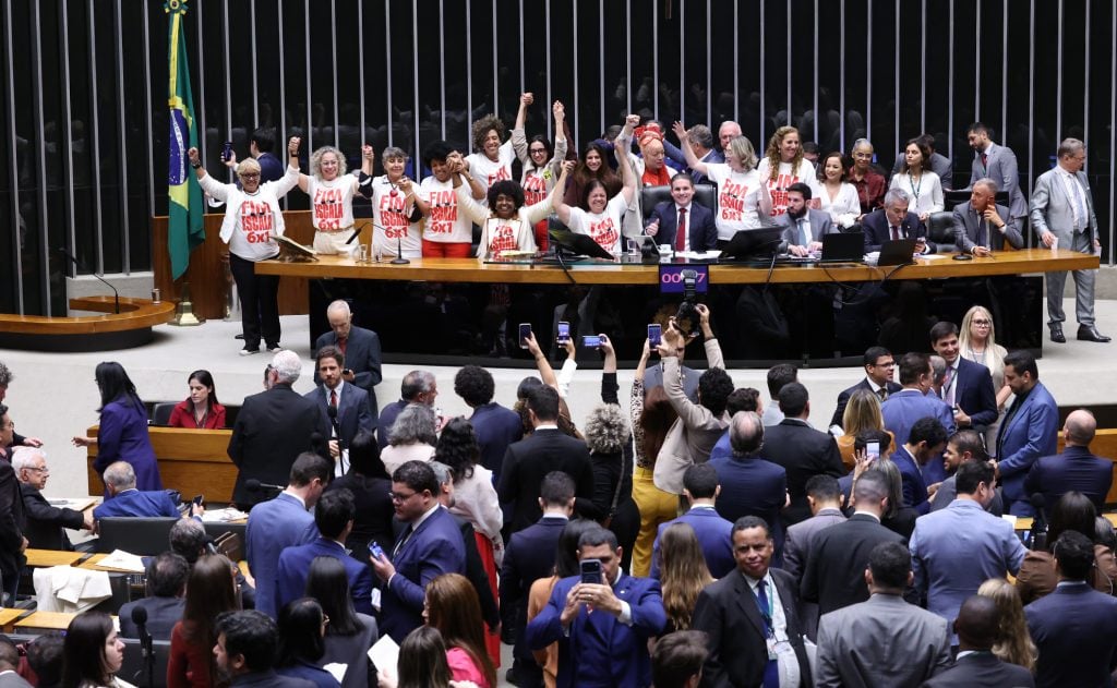 Câmara aprova PEC do fim da escala 6×1; texto vai ao Senado