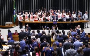 Câmara aprova PEC do fim da escala 6×1; texto vai ao Senado