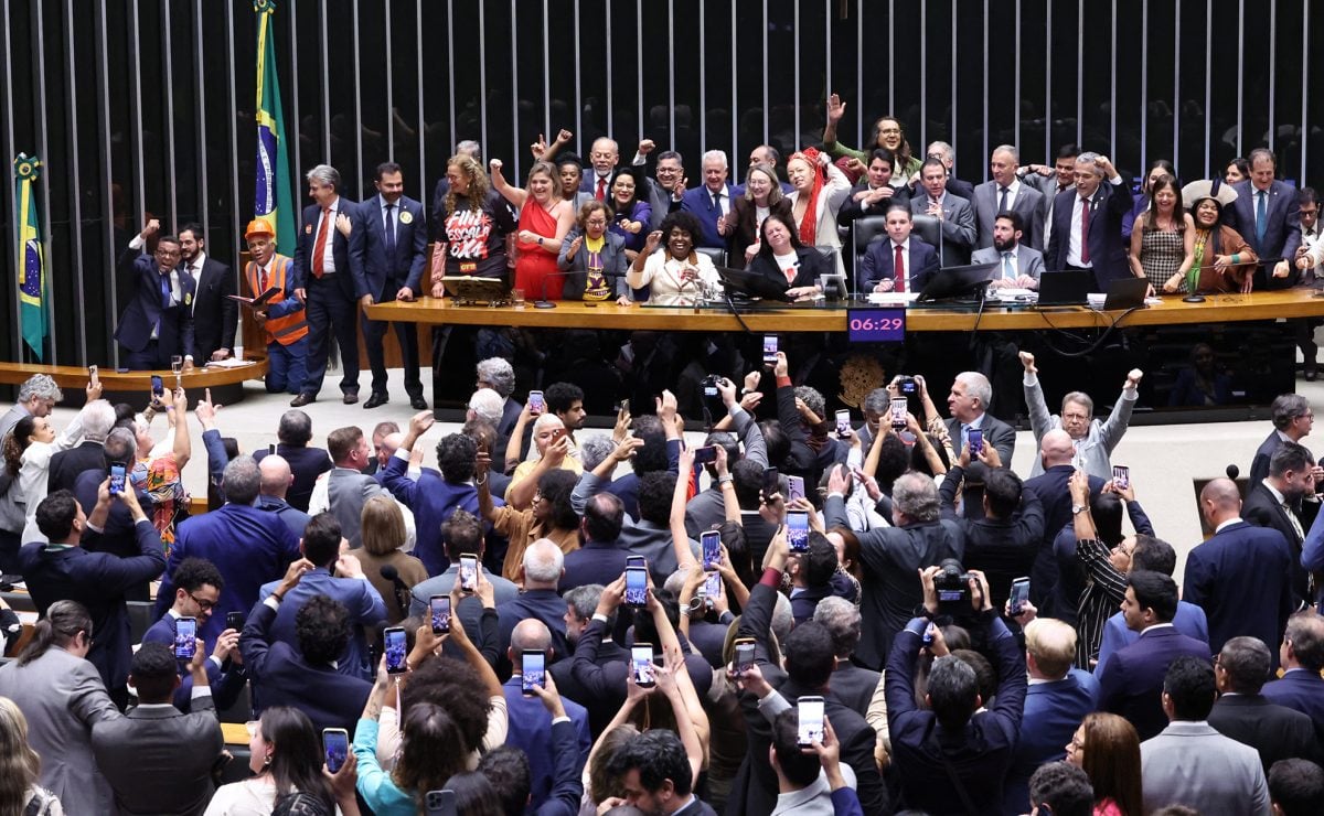 Câmara aprova texto-base da PEC do fim da escala 6×1