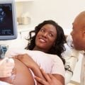 O que o bebê sente na barriga da mãe? Entenda os marcos da gestação 
