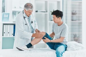 Dor no joelho? Veja 6 cuidados para aliviar o desconforto