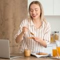 Pasta de amendoim: veja 4 benefícios e como escolher a versão certa