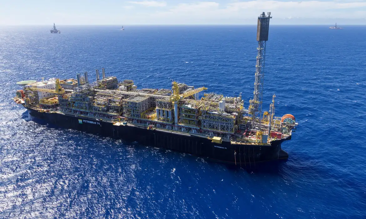 Petrobras assina contrato de R$ 11 bilhões para construir e operar 4 embarcações offshore