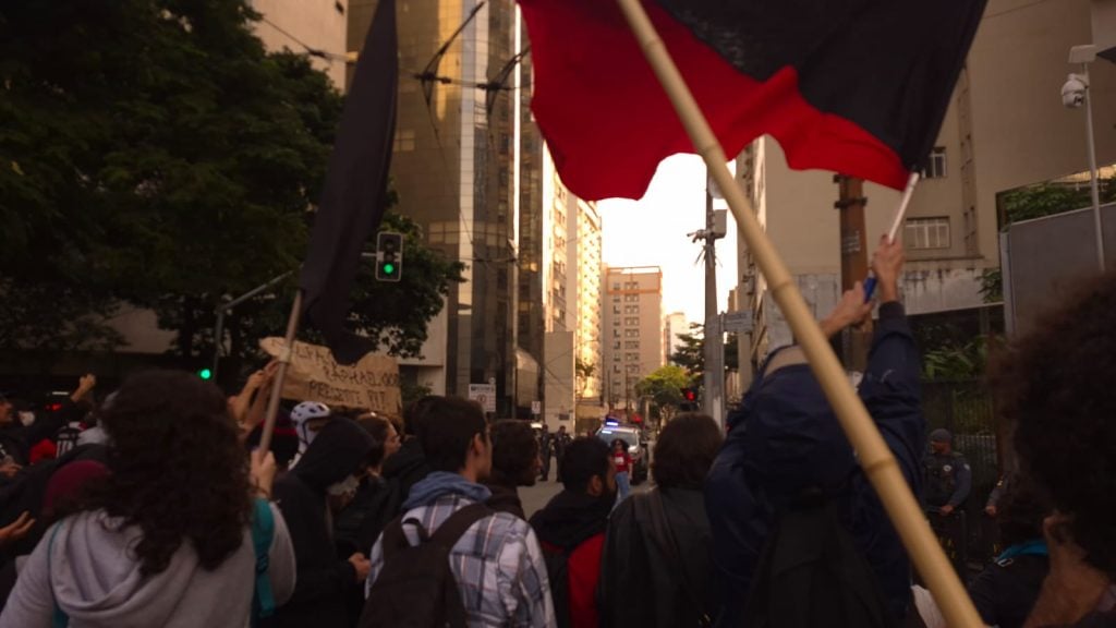 PM dispersa com violência ato de estudantes da USP, Unesp e Unicamp