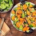 Almoço saudável: 5 saladas mornas para os dias frios