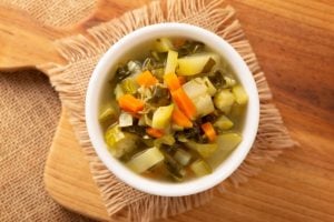 7 receitas de caldos, cremes e sopas low carb para os dias frios
