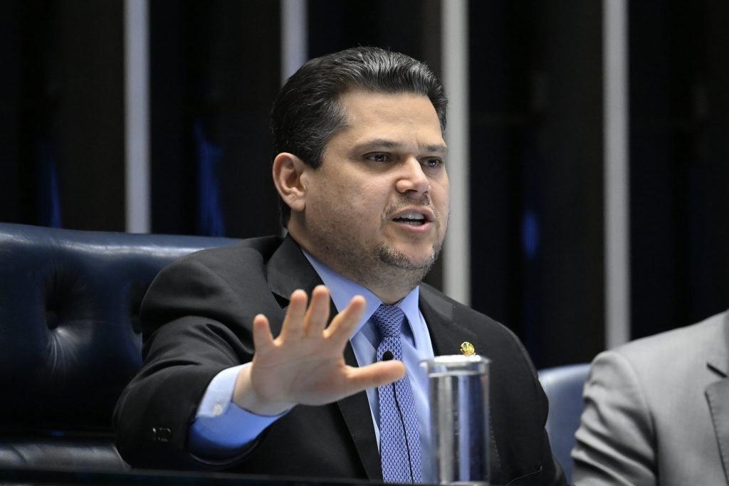 Alcolumbre diz que Senado não é obrigado a ‘carimbar’ projeto do fim da escala 6×1