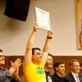Sob protestos, Flávio Bolsonaro recebe título de cidadão honorário de Belo Horizonte