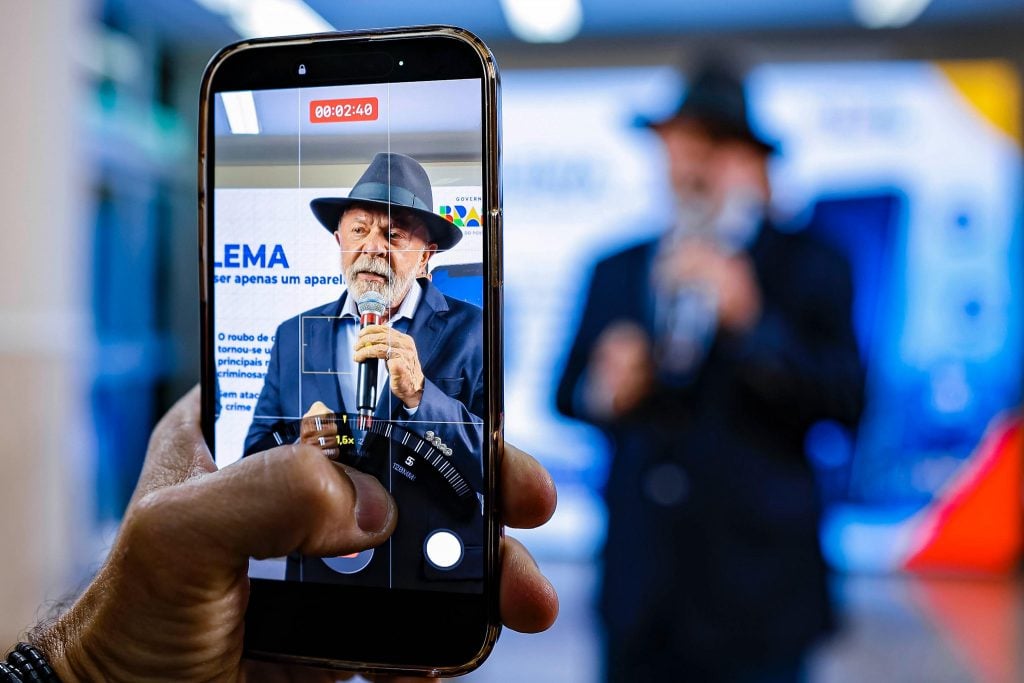Lula cria plataforma para coibir roubos de celulares e vendas ilegais