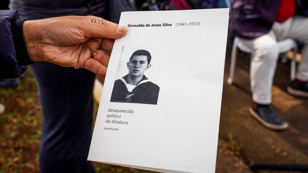 Restos mortais de Grenaldo Silva, morto pela ditadura, são sepultados