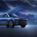 Farol que projeta filme: como a Huawei quer transformar o carro em cinema