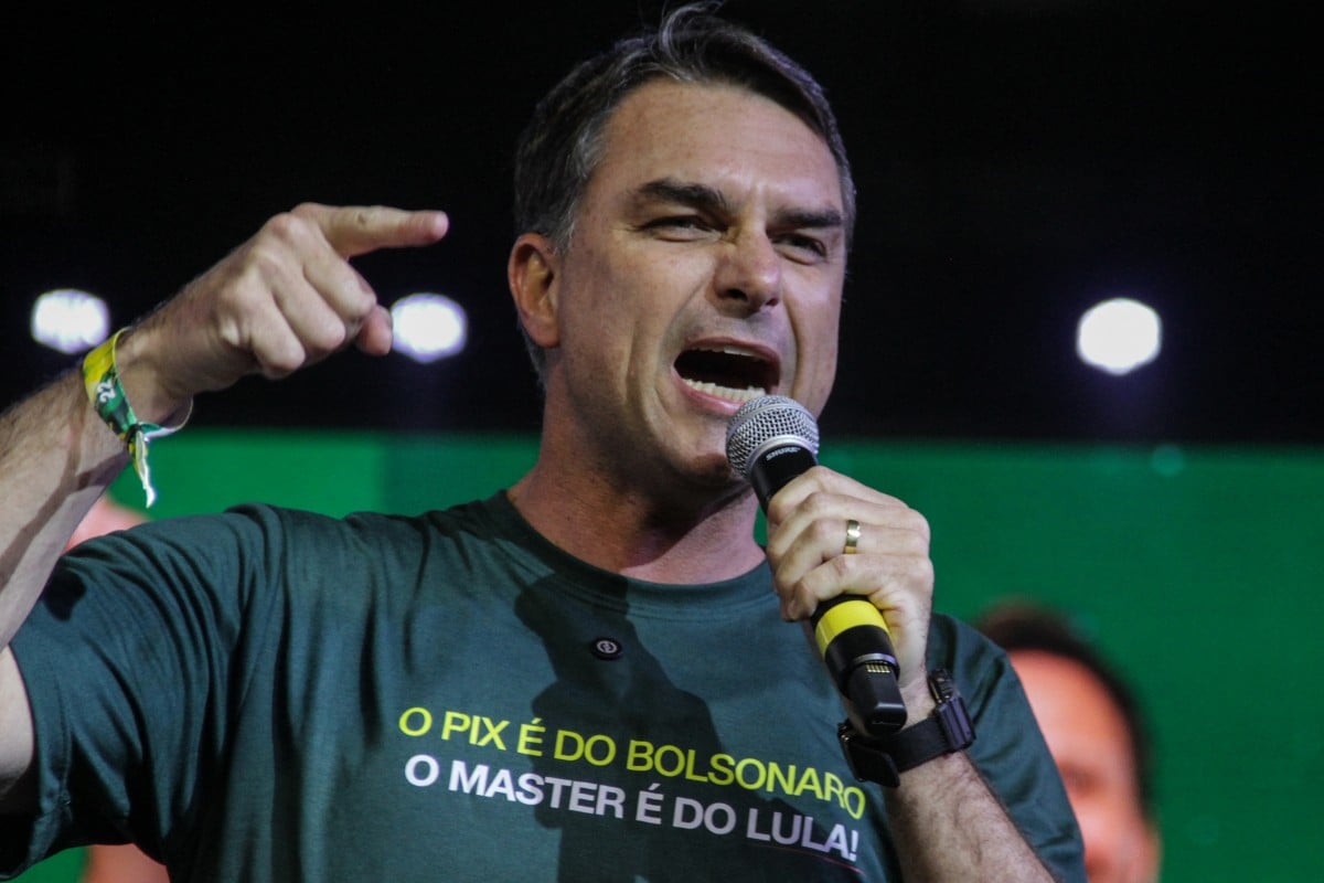 A reação de Flávio Bolsonaro após Michelle expor desavença