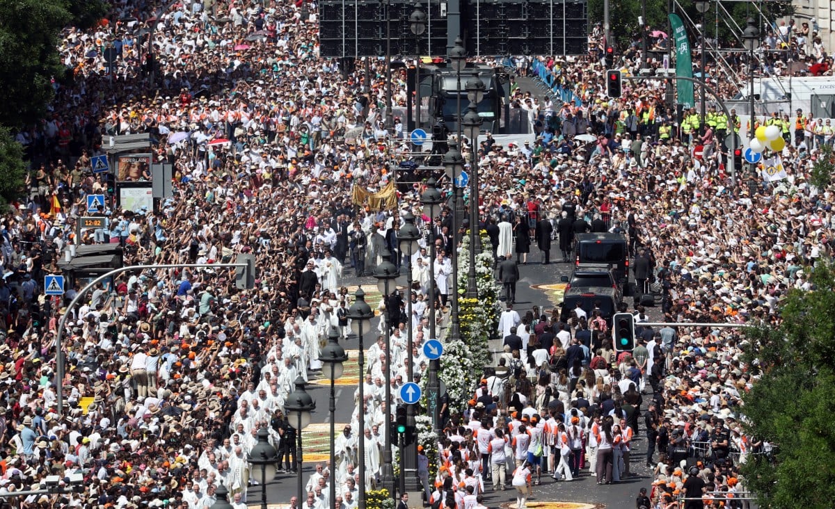 Papa Leão XVI celebra missa para mais de um milhão de fiéis 