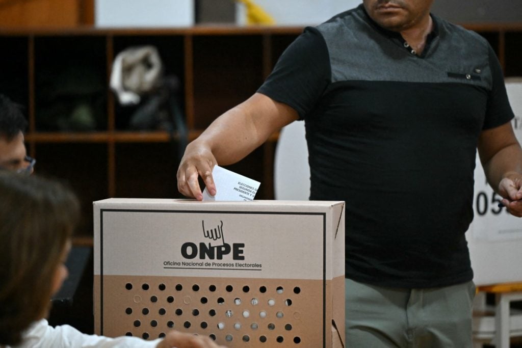 Peruanos começam a votar no segundo turno da eleição presidencial