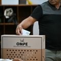 Peruanos começam a votar no segundo turno da eleição presidencial