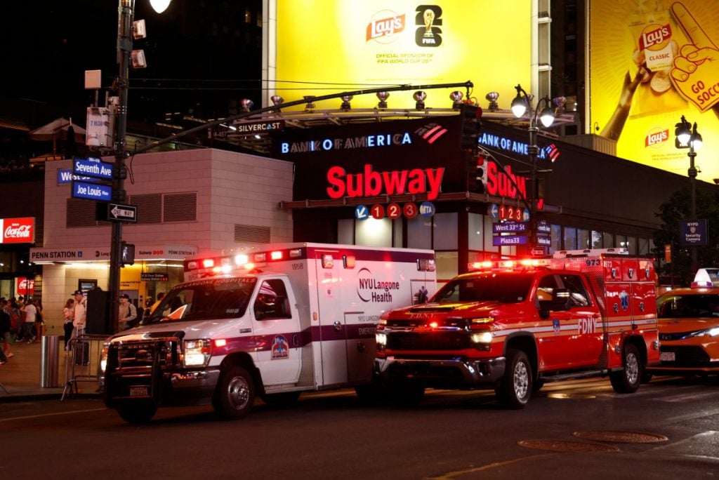 Ataque com faca deixa seis pessoas feridas em estação de trem de Nova York