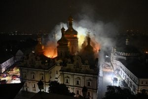 Ataque russo atinge catedral histórica em Kiev