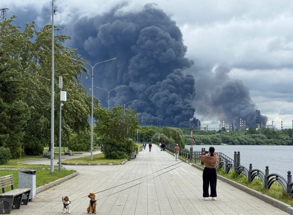 Ucrânia incendeia refinaria em maior ataque contra Moscou em dois anos