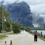 Ucrânia incendeia refinaria em maior ataque contra Moscou em dois anos