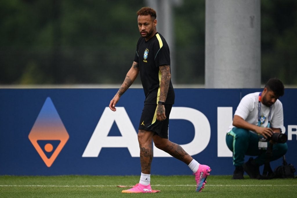 Neymar está fora do jogo do Brasil com o Haiti