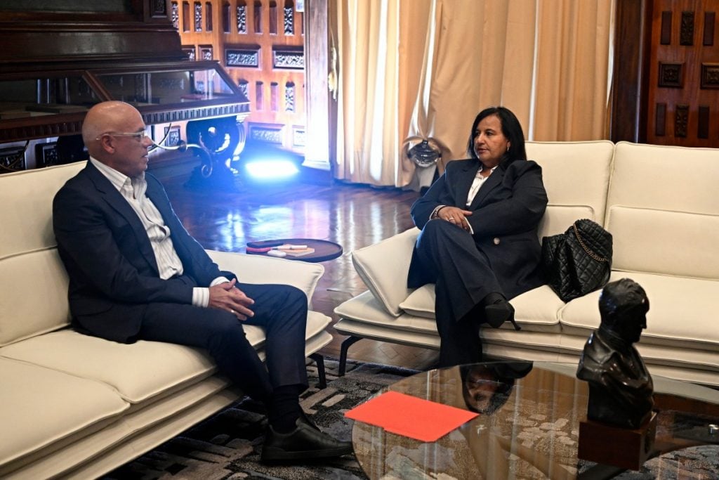 Governo interino da Venezuela e oposição se reúnem