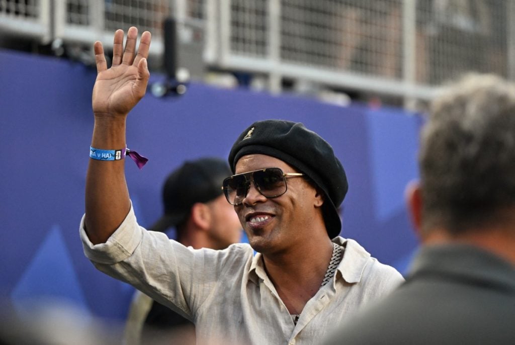 Aos 46 anos, Ronaldinho retorna ao futebol para jogar na 3ª divisão italiana