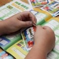 Álbum da Copa: figurinhas viram ferramenta de aprendizado emocional para crianças