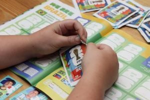 Álbum da Copa: figurinhas viram ferramenta de aprendizado emocional para crianças