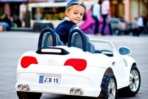 Brinquedo que parece carro de verdade: conheça os mini elétricos infantis ultrarrealistas