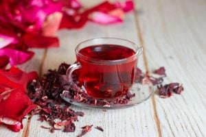5 chás caseiros para ajudar a combater a infecção urinária 