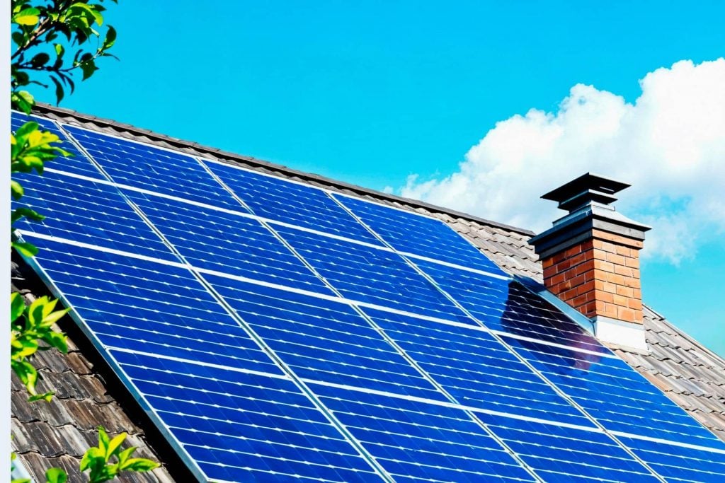 Energia solar no quintal: equipamento promete reduzir a conta de luz com sistemas domésticos