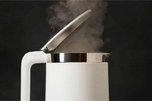 Chaleira elétrica na cozinha: por que ela virou a melhor aliada?