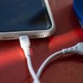 Celular e carregador pirata: por que a Anatel quer barrar esses produtos?