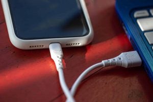 Celular e carregador pirata: por que a Anatel quer barrar esses produtos?