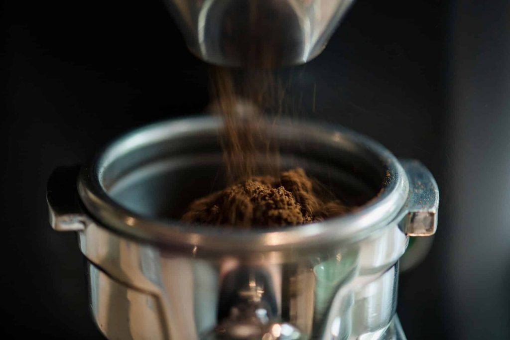 Moer o café na hora faz diferença? Veja como transformar o ritual da bebida em casa