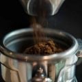 Moer o café na hora faz diferença? Veja como transformar o ritual da bebida em casa