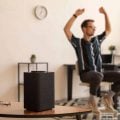 Caixa de som ou peça de decoração? A música agora quer aparecer na sala