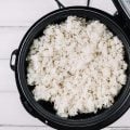Qual a melhor panela de arroz para quem quer cozinhar uma refeição completa sem ocupar o fogão?