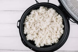 Qual a melhor panela de arroz para quem quer cozinhar uma refeição completa sem ocupar o fogão?