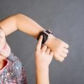 Relógio infantil com chip vale a pena antes do primeiro celular?