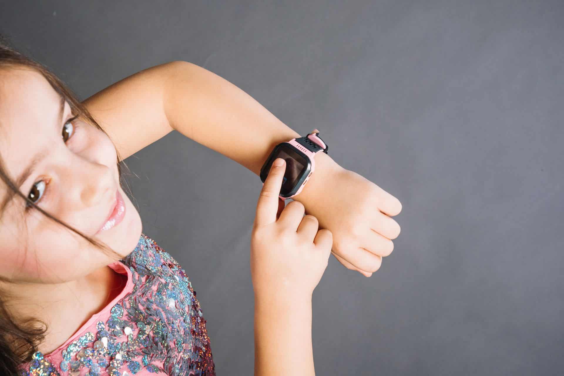 Relógio infantil com chip vale a pena antes do primeiro celular?