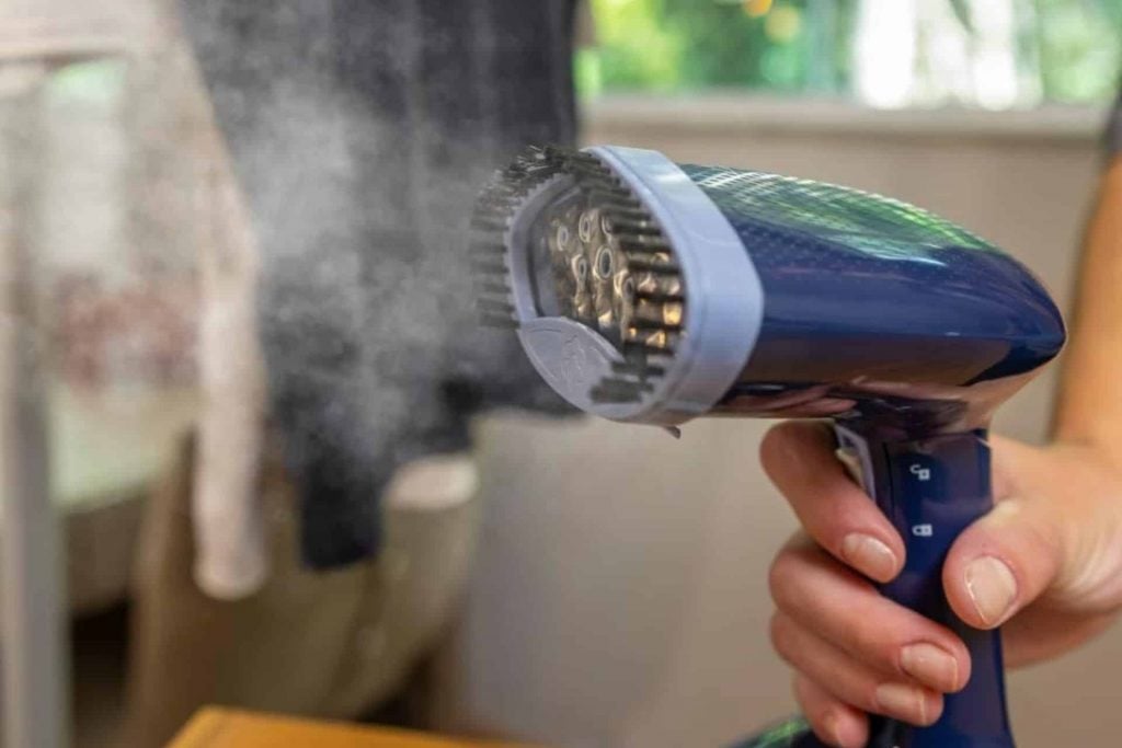 Qual é a melhor opção para desamassar roupas: vaporizador ou ferro de passar?