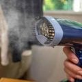 Qual é a melhor opção para desamassar roupas: vaporizador ou ferro de passar?