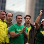 Entre a volta à prisão e a briga de família: Bolsonaro tenta salvar a candidatura de Flávio