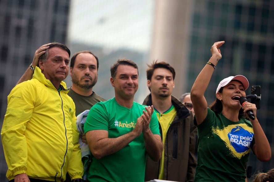 Entre a volta à prisão e a briga de família: Bolsonaro tenta salvar a candidatura de Flávio