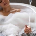 O dia em que o banho virou concorrente do skincare