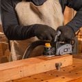 Qual a melhor plaina elétrica para pequenos projetos em casa?