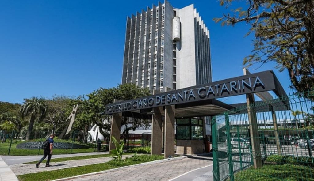 Justiça de SC manda indenizar pais de criança que morreu após vaso sanitário se soltar